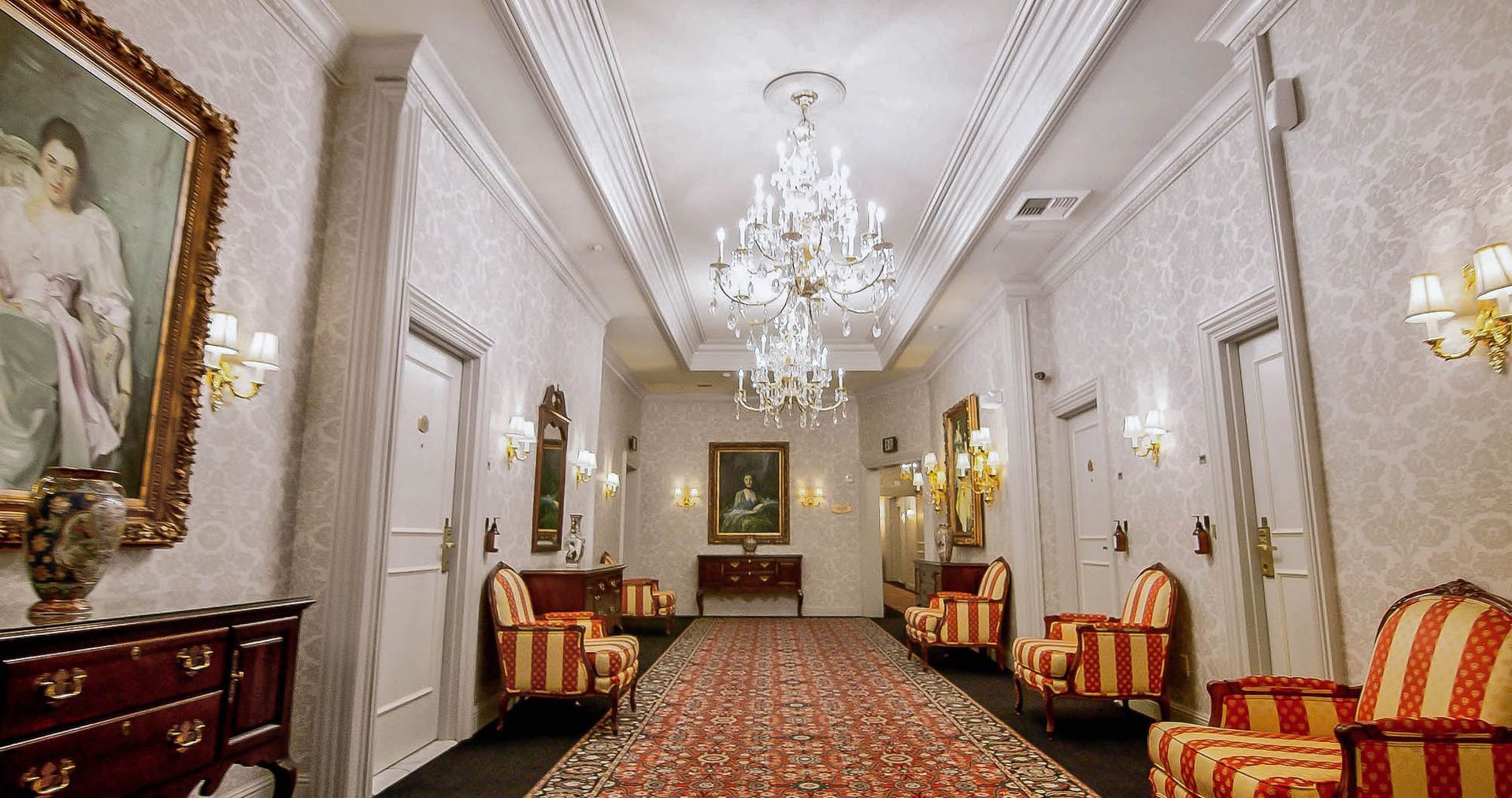 Bristol Boutique Hotel Campbell San Jose Los Gatos -a chandelier and chairs in a hallway