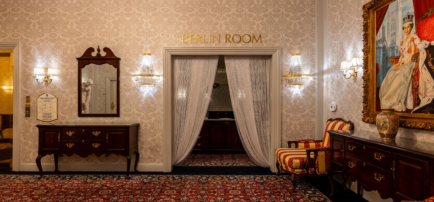 CELEBRATE SPECIAL MOMENTS IN OUR SPACIOUS BERLIN ROOM 